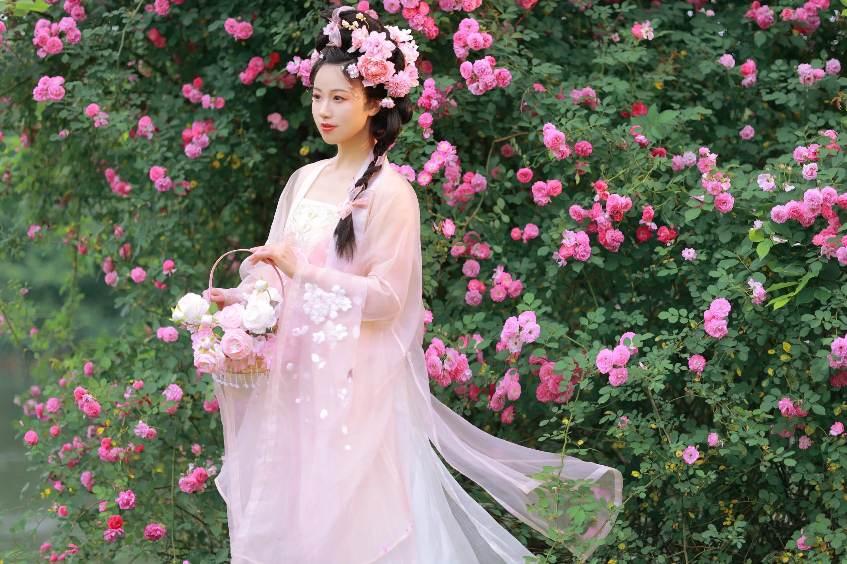 [艺图语] 2022.06.18 蔷薇花神 笑笑 [35P]插图2